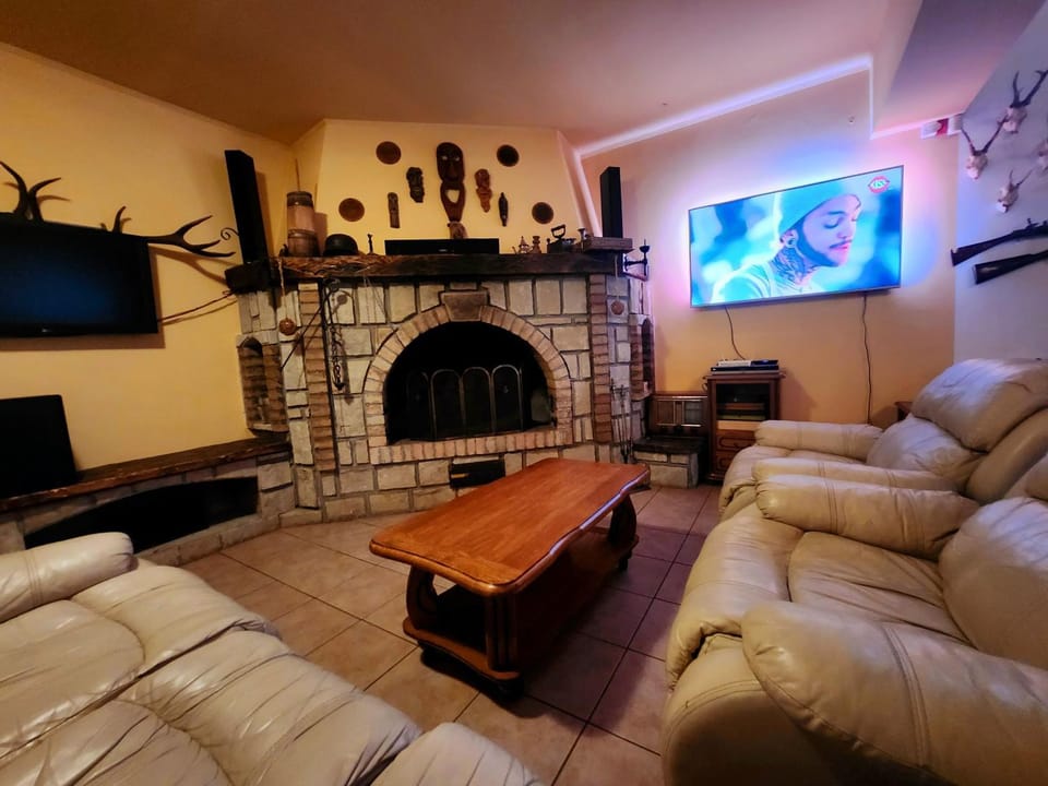 Communal lounge/ TV room, TV and multimedia, Living room, Seating area, Evening entertainment