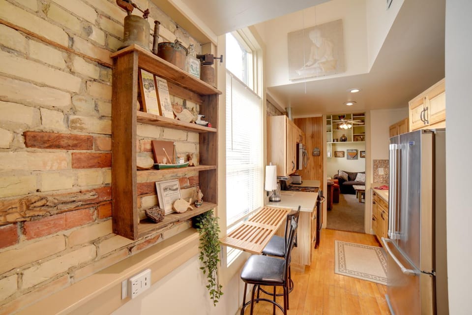 Walk to Water St & River: Quaint Saugatuck Apt Apartment in Saugatuck