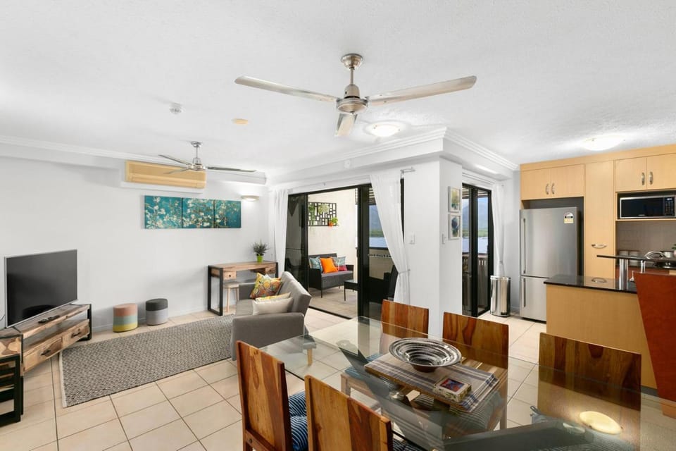 604 Chic City Apartment with Water Views Apartment in Cairns