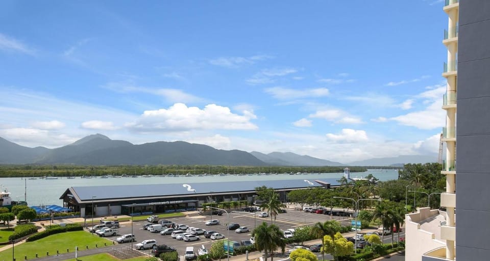 604 Chic City Apartment with Water Views Apartment in Cairns