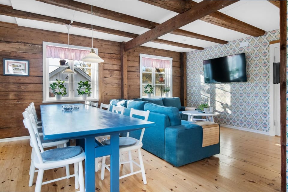 Communal lounge/ TV room, Communal lounge/ TV room, TV and multimedia, Kitchen or kitchenette, Living room, Seating area, Dining area, Evening entertainment
