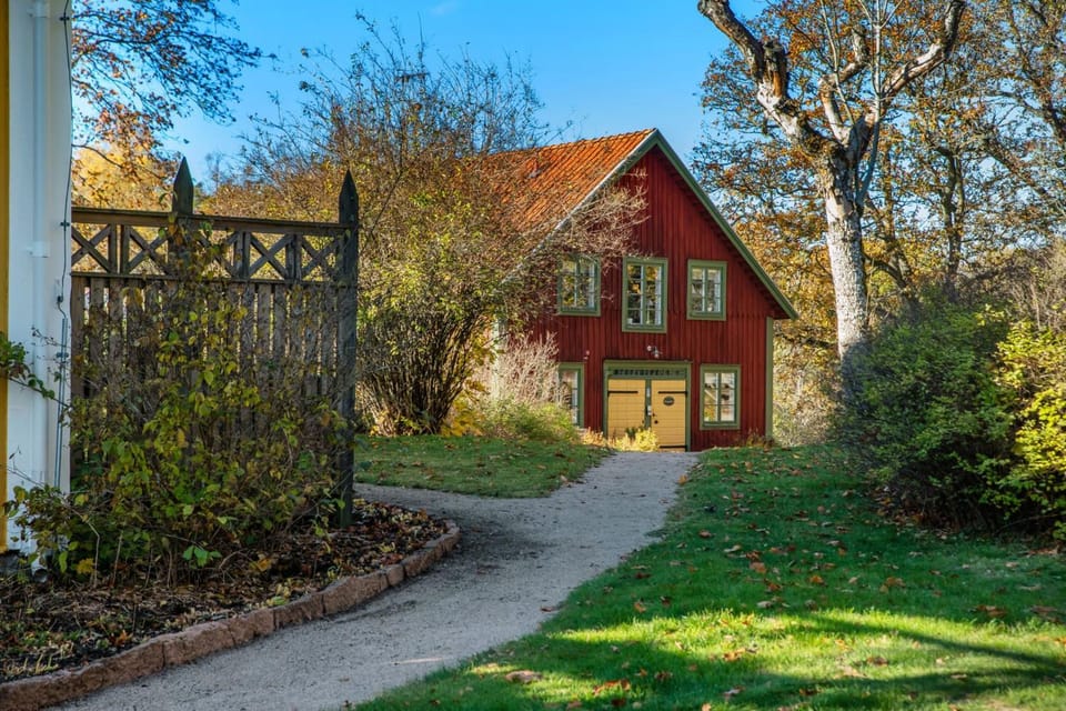 Property building, Spring, Day, Natural landscape, Garden, Garden view