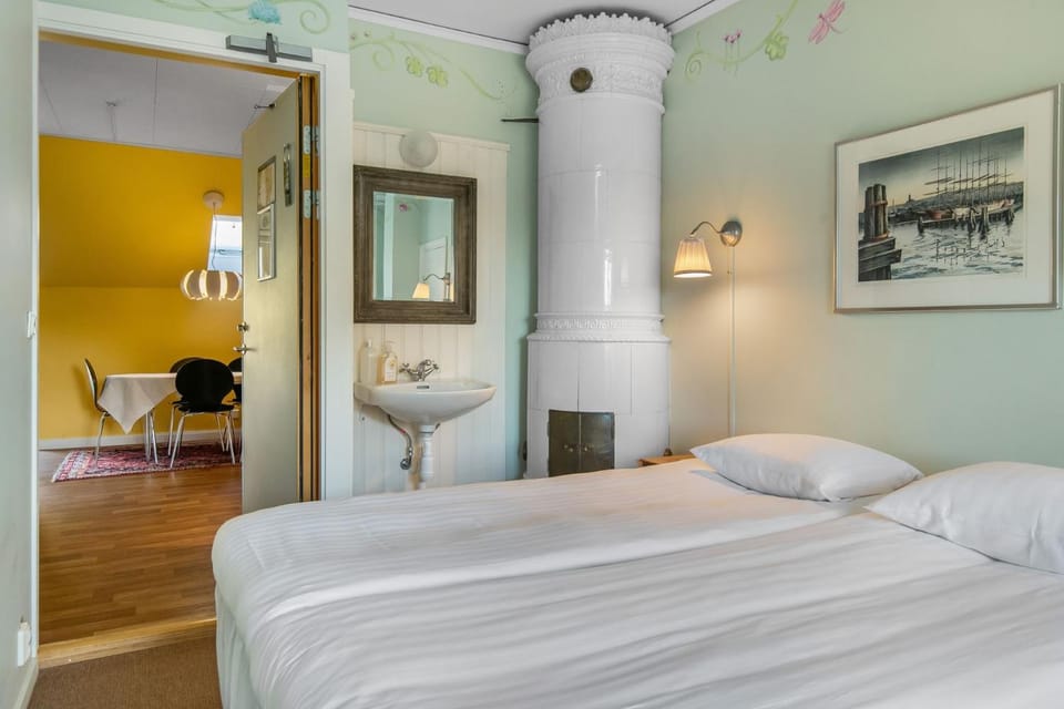 Bed, Photo of the whole room, Seating area, Bedroom