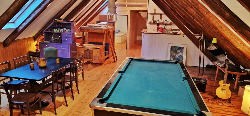 Billiard, Dining area