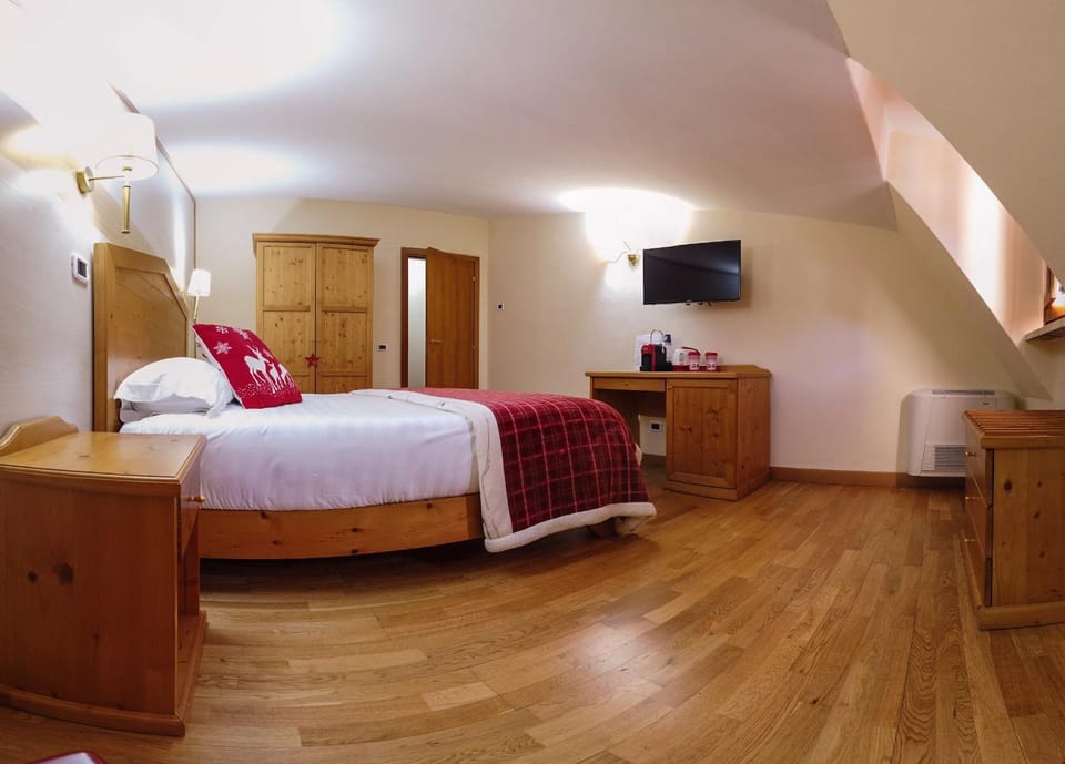 Bed, Night, TV and multimedia, Photo of the whole room, Bedroom