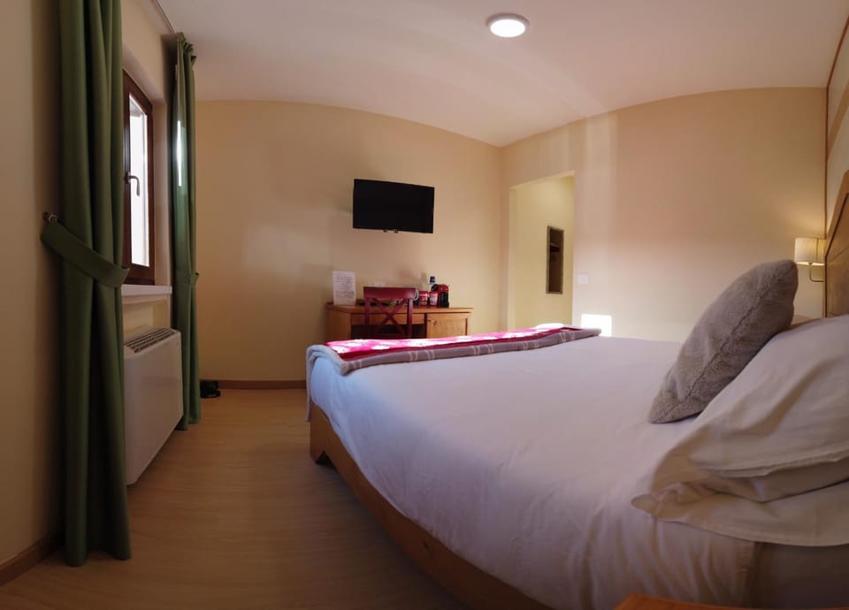 Bed, TV and multimedia, Photo of the whole room, Bedroom