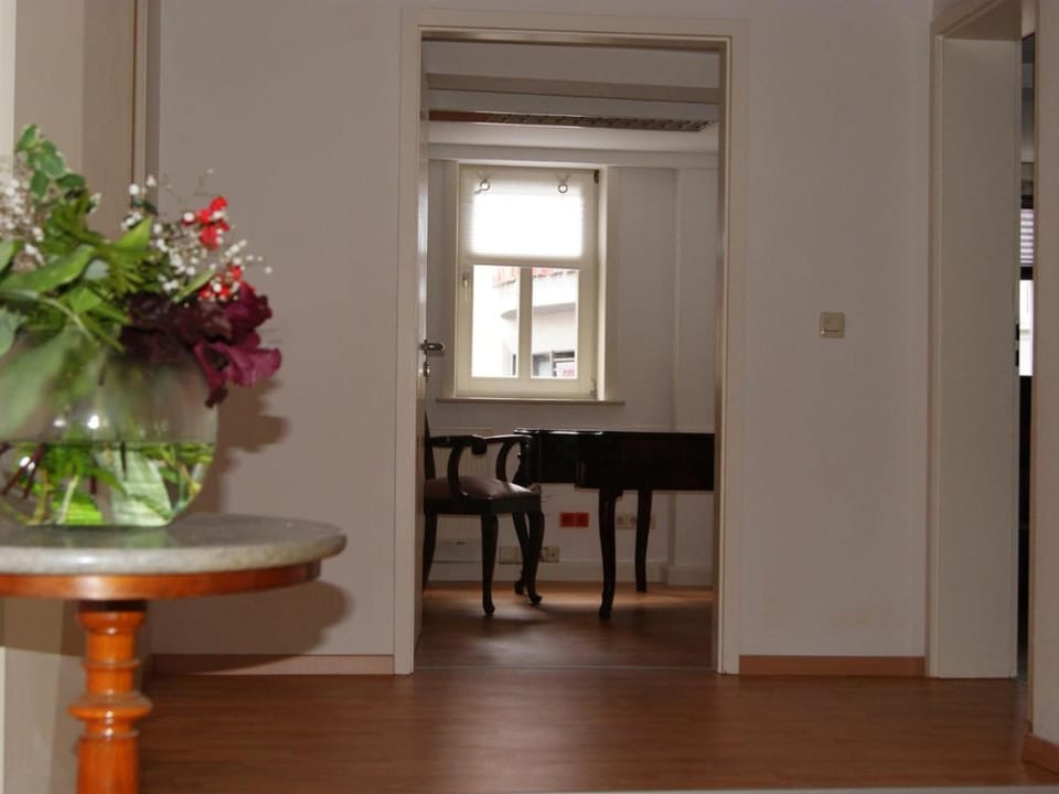 Photo of the whole room, Seating area