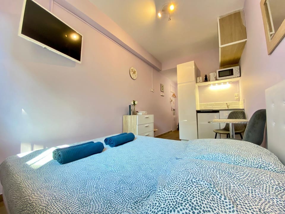 Bed, Kitchen or kitchenette, Living room