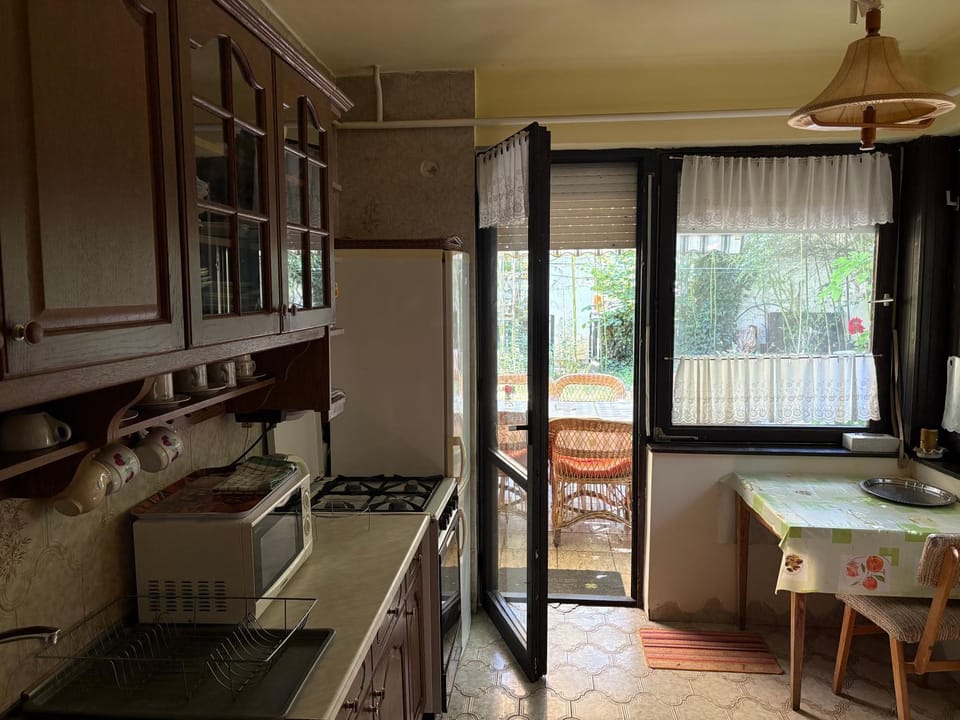 Kitchen or kitchenette, Dining area, oven