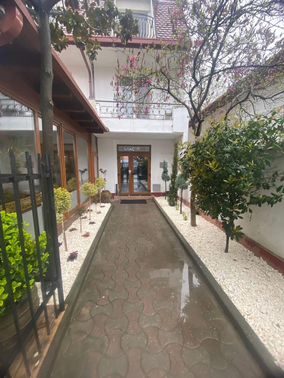Property building, Facade/entrance, Day