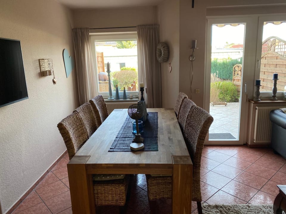 Living room, Seating area, Dining area, Garden view