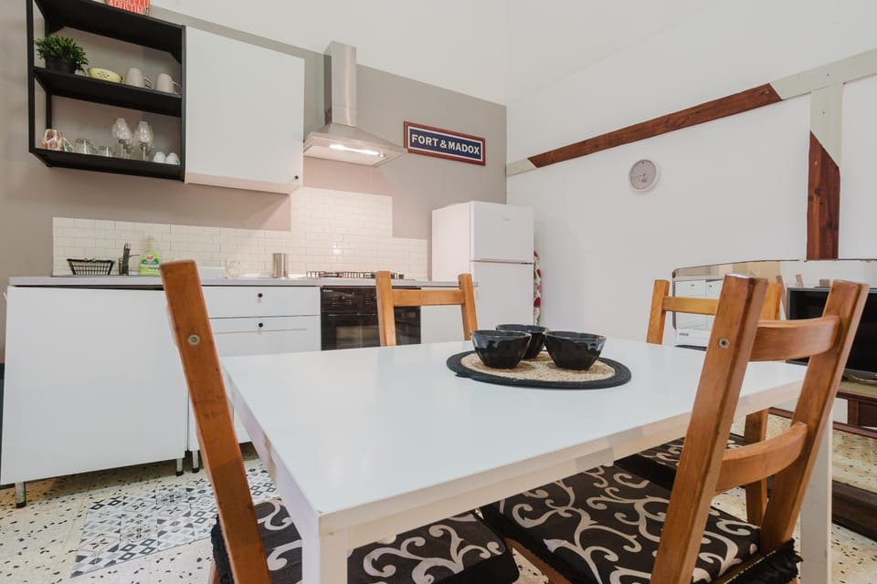 Kitchen or kitchenette, Living room, Seating area, Dining area, stove