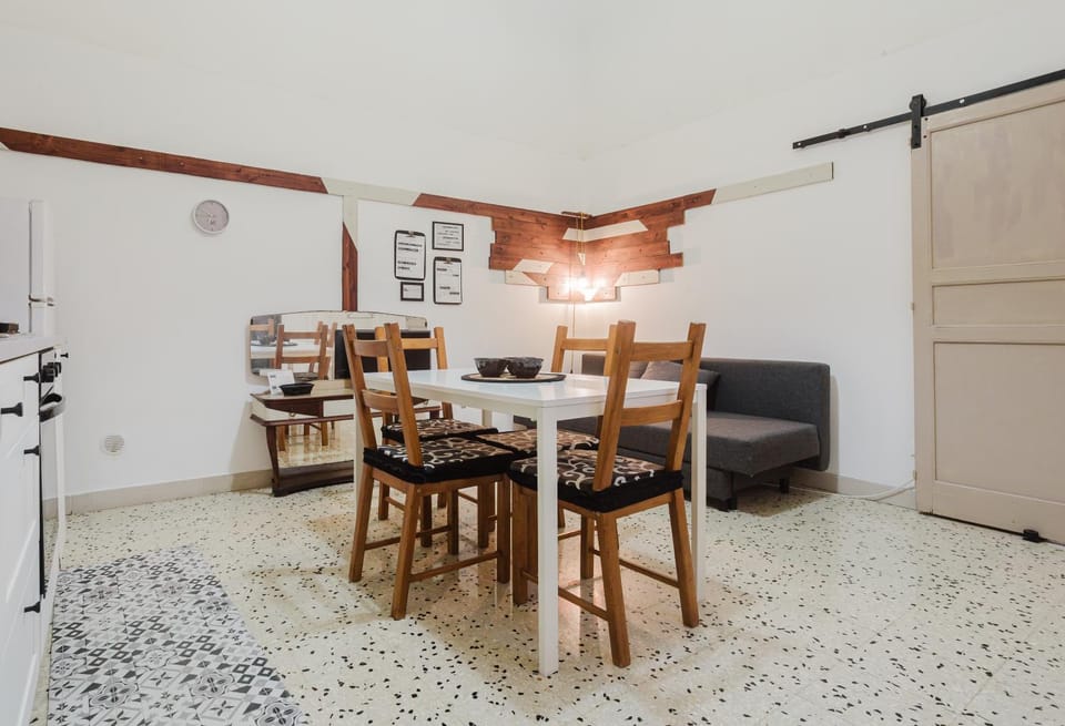 Kitchen or kitchenette, Living room, Seating area, Dining area