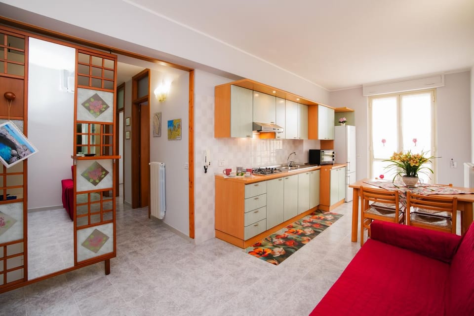 Kitchen or kitchenette, Living room, Seating area, Dining area, heating, oven, pet friendly, stove, air conditioner