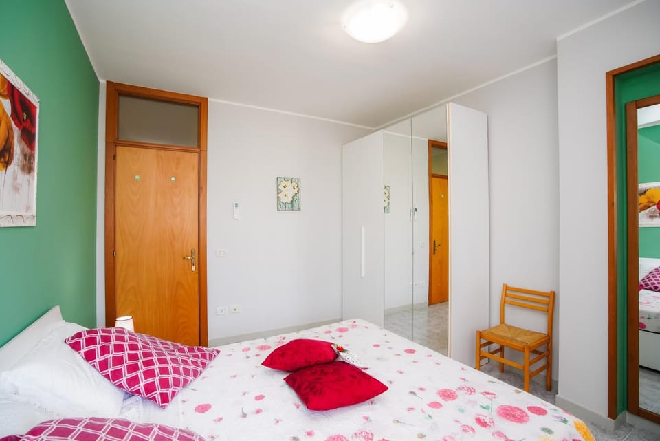 Bed, Photo of the whole room, Bedroom, heating, wardrobe, air conditioner