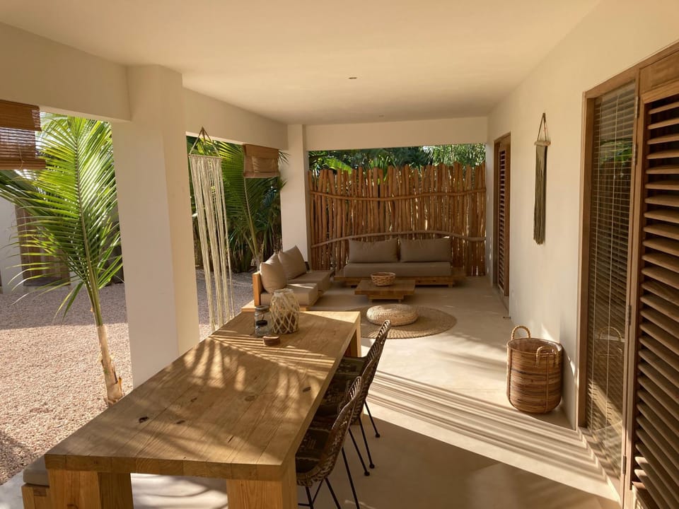 Seating area, Dining area