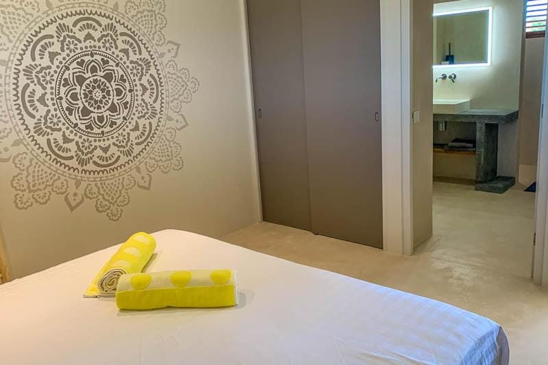 Bed, towels