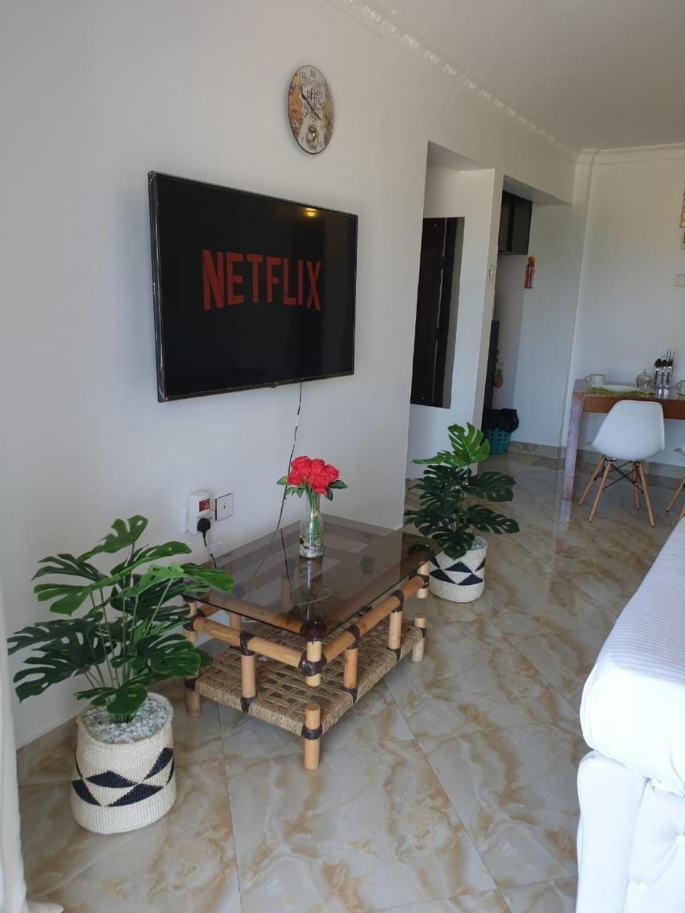 Comfy Studio, Clean, Wifi, NETFLIX, 5 min to the beach Apartment hotel in Mombasa County