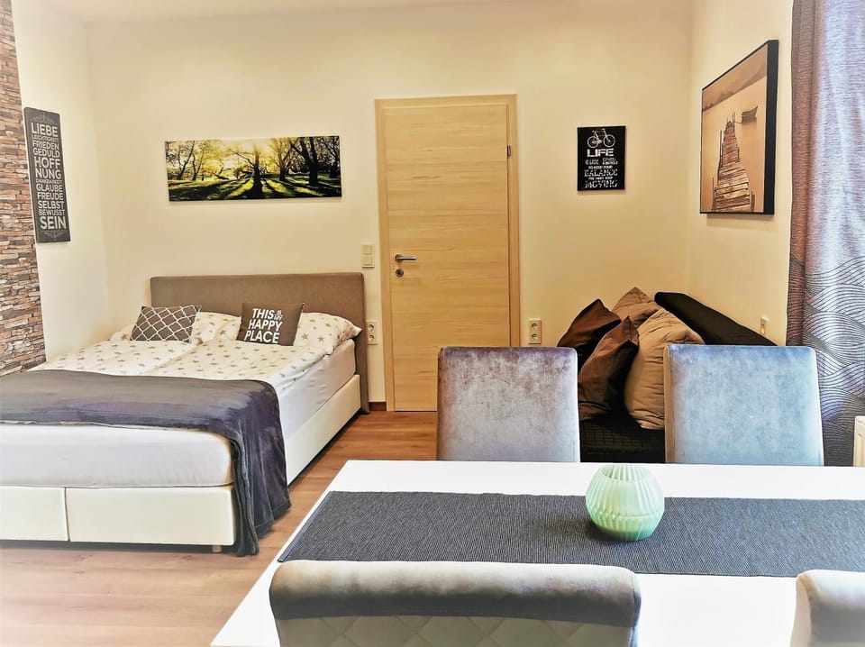 Bed, Living room, Photo of the whole room, Seating area, Dining area, Bedroom