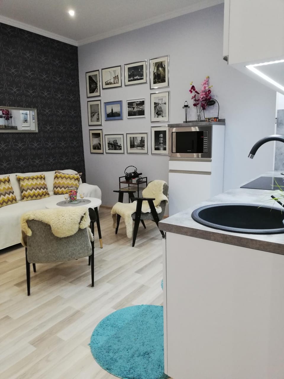 Kitchen or kitchenette, Living room, Seating area