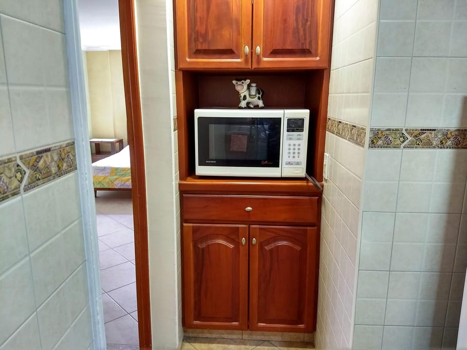 Bueno, Bonito, Barato y cerca a El Poblado Apartment in Medellin