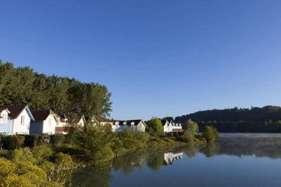 Appt HAMEAU DU LAC (apt 142) avec piscine et vue sur le lac Apartment in Occitanie