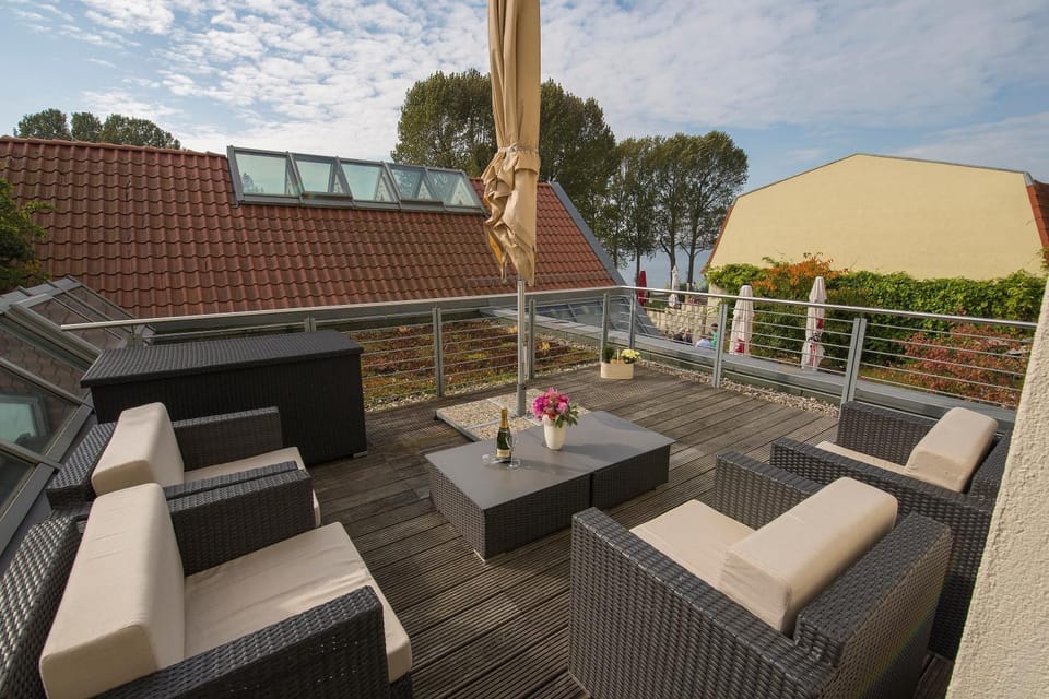 View (from property/room), Balcony/Terrace, Lake view