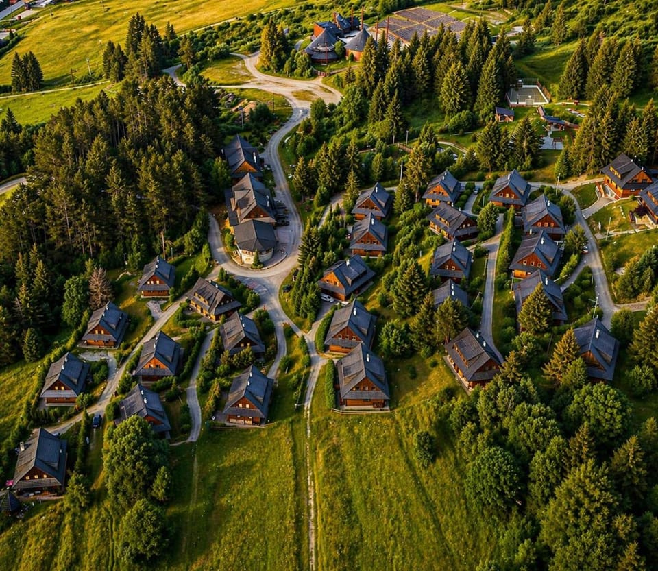 Property building, Nearby landmark, Restaurant/places to eat, Spring, Bed, Off site, Day, Neighbourhood, Natural landscape, Activities, Summer, View (from property/room), Lobby or reception, Hiking, Mountain view, Location, Parking