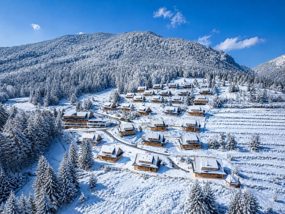Property building, Nearby landmark, Restaurant/places to eat, Bed, Off site, Day, Neighbourhood, Natural landscape, Activities, Winter, Skiing, View (from property/room), Lobby or reception, Hiking, Mountain view, Location, Parking
