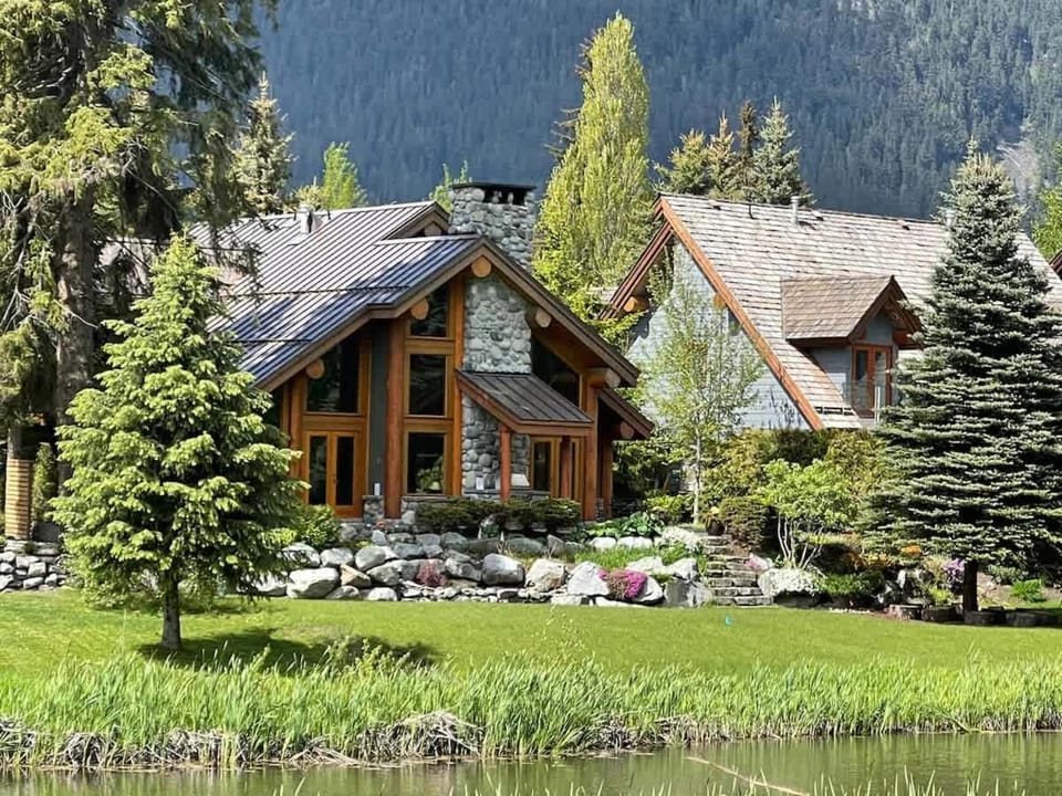 8140 Nicklaus North House in Whistler