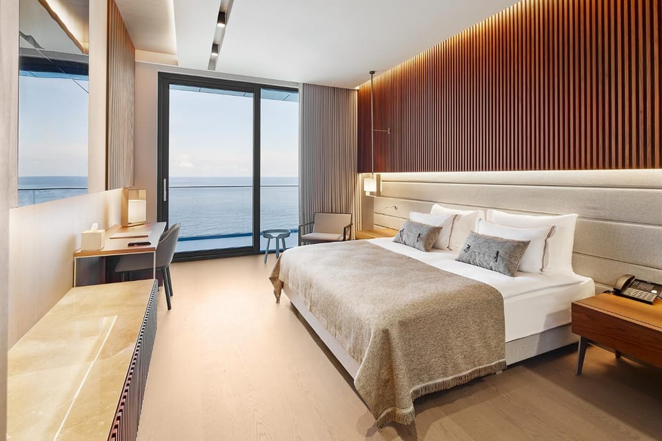 Photo of the whole room, Sea view