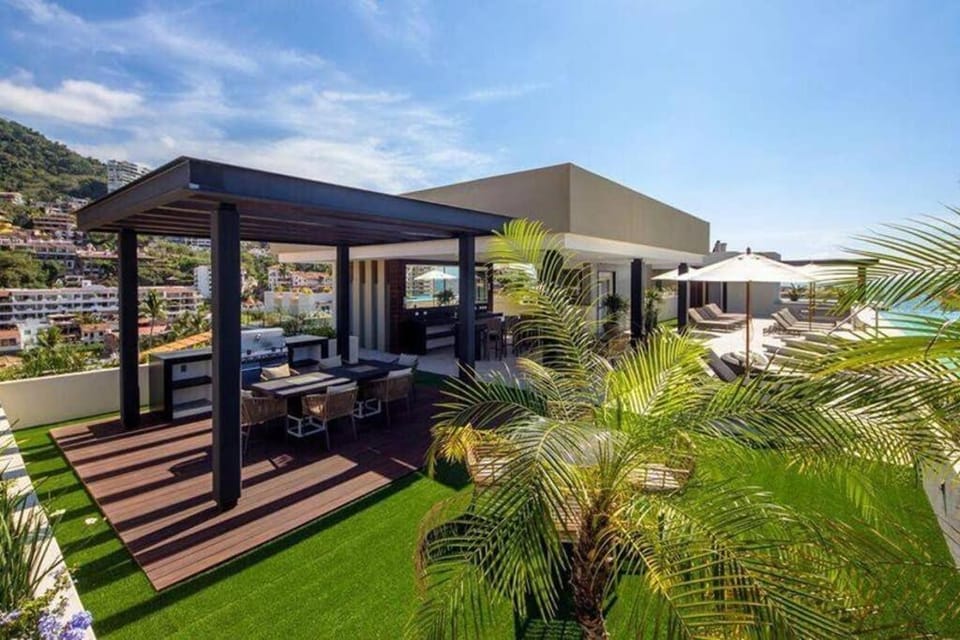 Zenith 601, Zona Romantica, 2 Balconies with Incredible Views, Rooftop Pool Apartment in Puerto Vallarta
