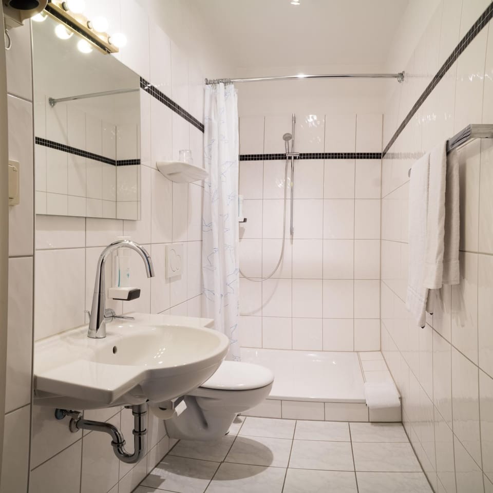 Shower, Toilet, Bathroom, Bath, towels