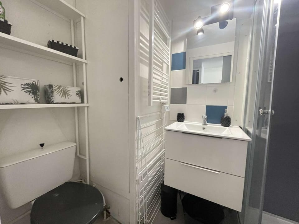 Studio Mezzanine Lumineux avec Wifi, Idéalement Situé, 4 Couchages, à 250m de la Plage et du Port - FR-1-224B-99 Apartment in Noirmoutier-en-l'Île