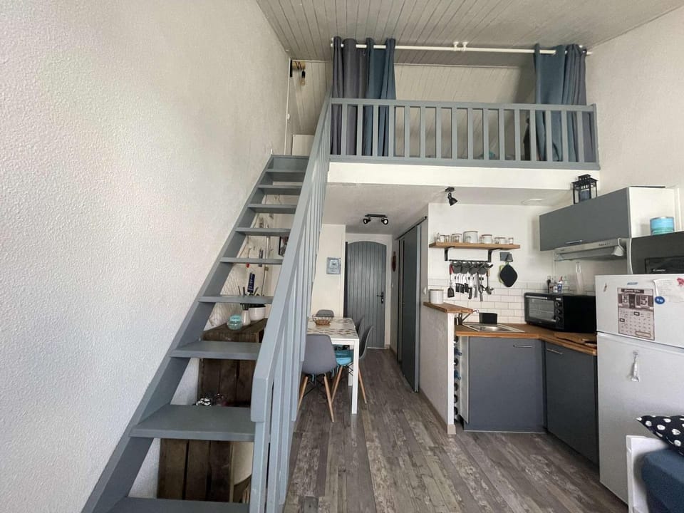 Studio Mezzanine Lumineux avec Wifi, Idéalement Situé, 4 Couchages, à 250m de la Plage et du Port - FR-1-224B-99 Apartment in Noirmoutier-en-l'Île
