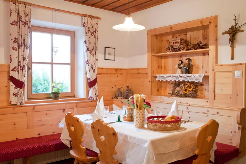 Restaurant/places to eat, Food and drinks, Dining area, Food