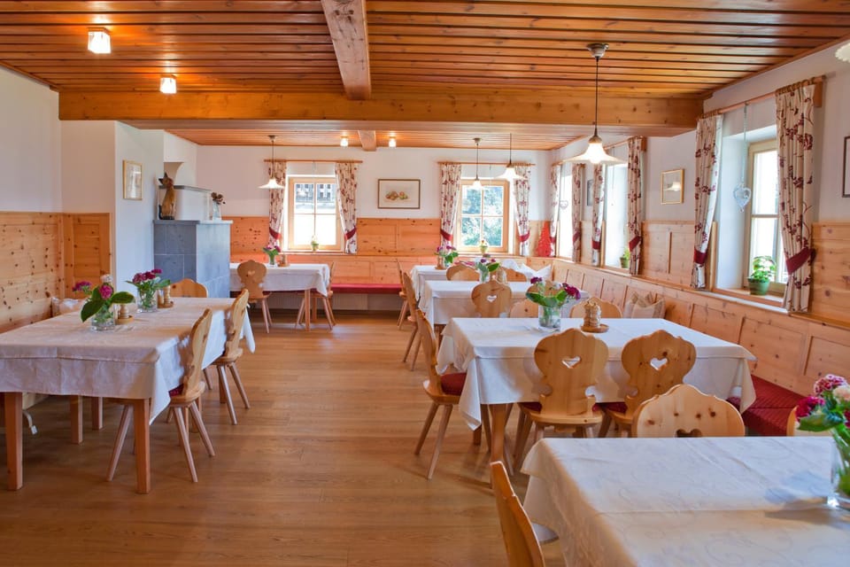 Restaurant/places to eat, Restaurant/places to eat, Seating area