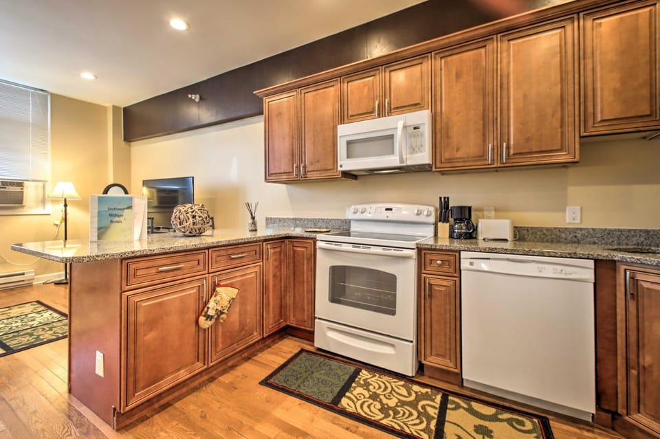 Cozy Couples’ Getaway < 2 Mi to Lake Michigan! Apartment in Sawyer