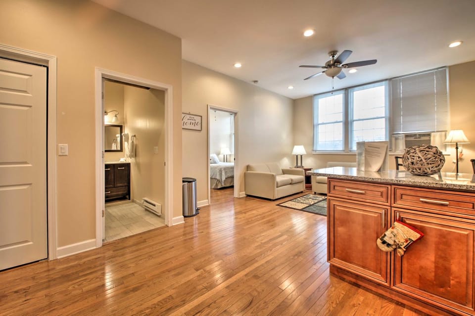 Cozy Couples’ Getaway < 2 Mi to Lake Michigan! Apartment in Sawyer