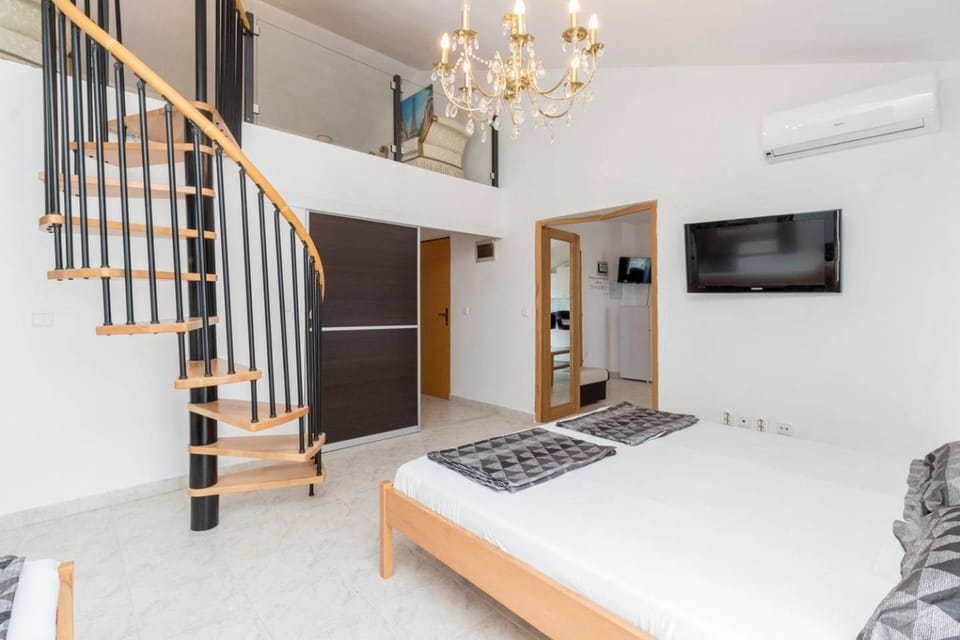 Bed, TV and multimedia, Photo of the whole room, Bedroom, wardrobe, air conditioner