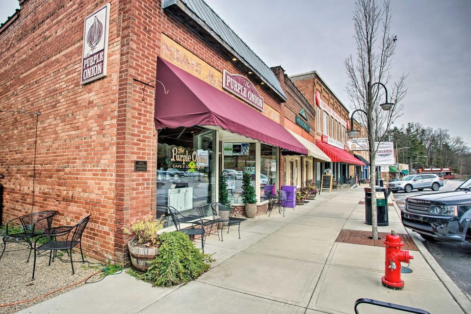 Walk to Main Street Eats: Remodeled Saluda Apt Apartment in Saluda