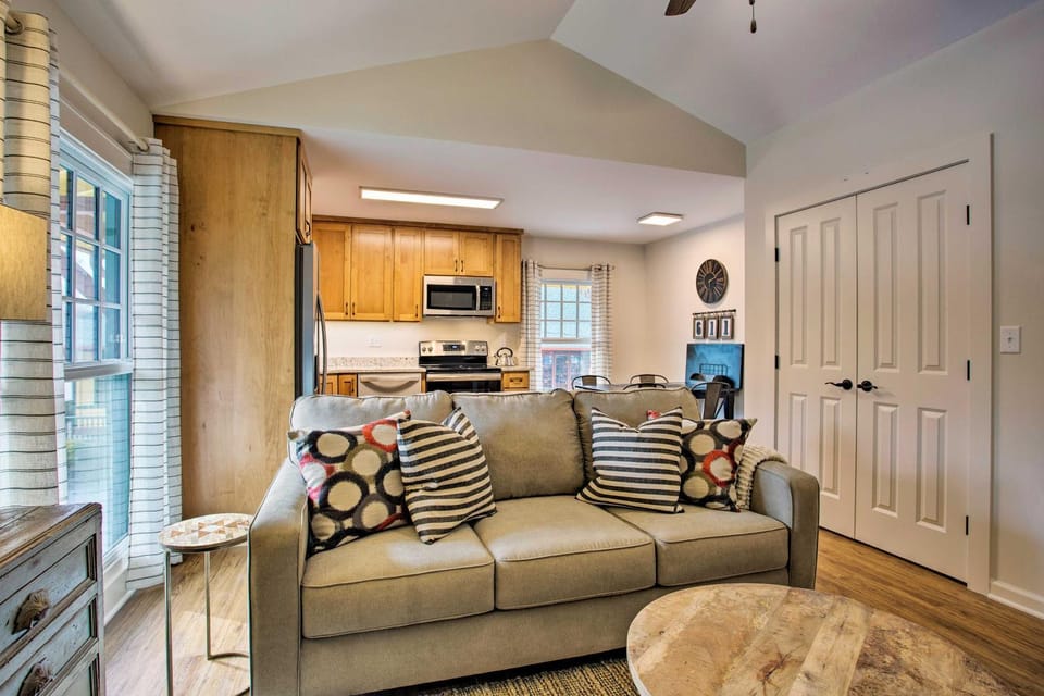 Walk to Main Street Eats: Remodeled Saluda Apt Apartment in Saluda
