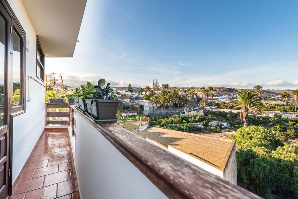 Balcony/Terrace, City view, Landmark view, Mountain view, Street view, Quiet street view