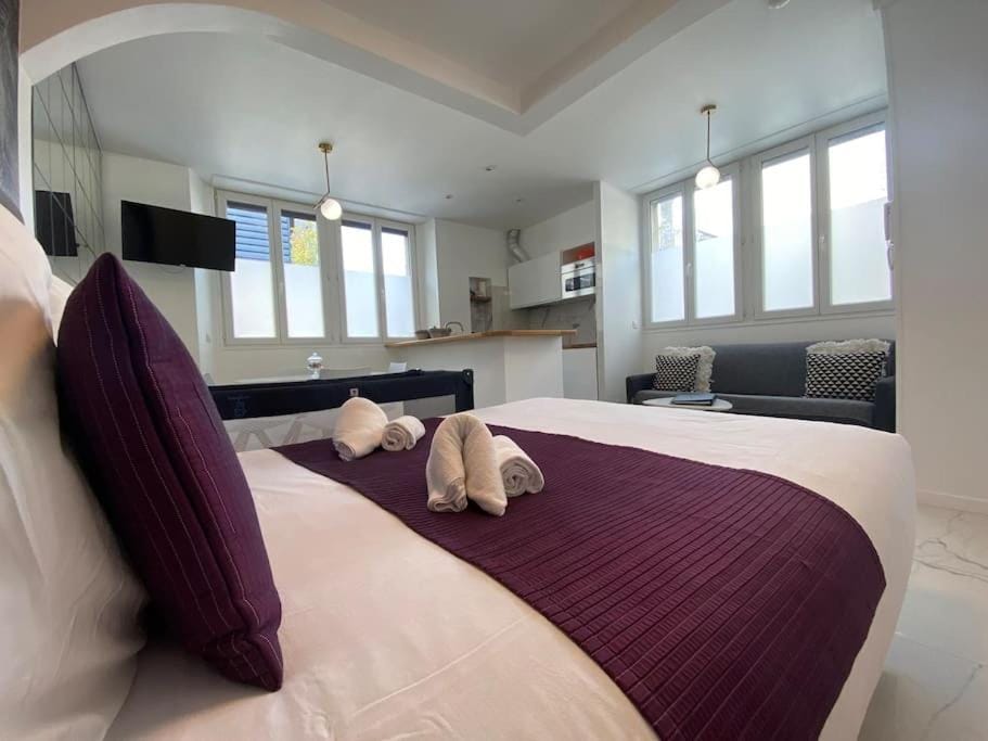 Bed, Living room, Photo of the whole room, Bedroom, towels