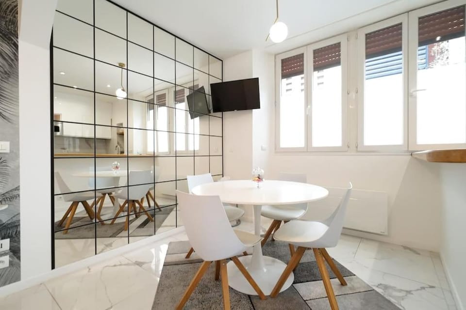 TV and multimedia, Seating area, Dining area