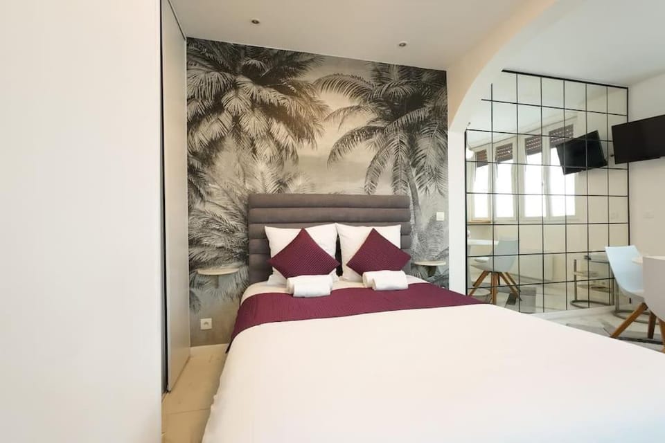Bed, TV and multimedia, Bedroom