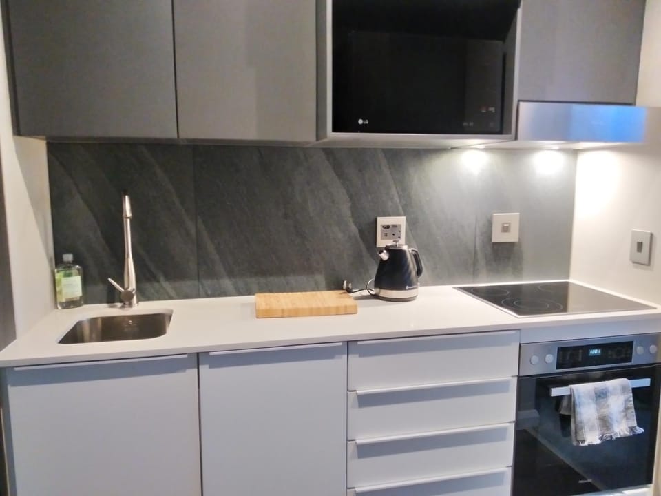 Coffee/tea facilities, Kitchen or kitchenette, stove