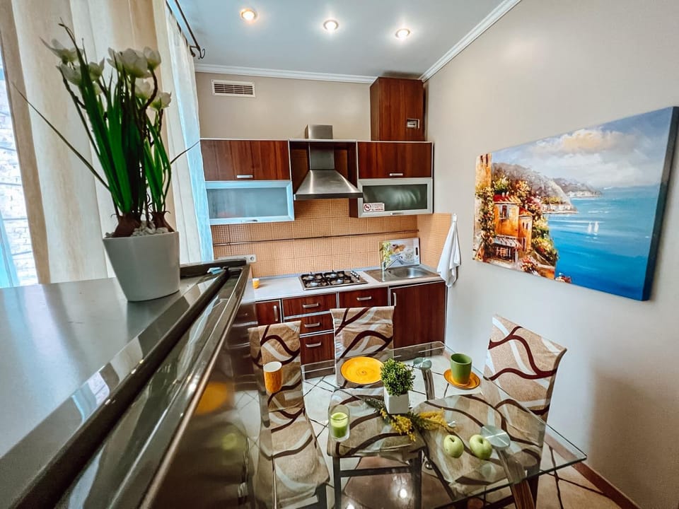 Kitchen or kitchenette, Dining area, Food, minibar, stove