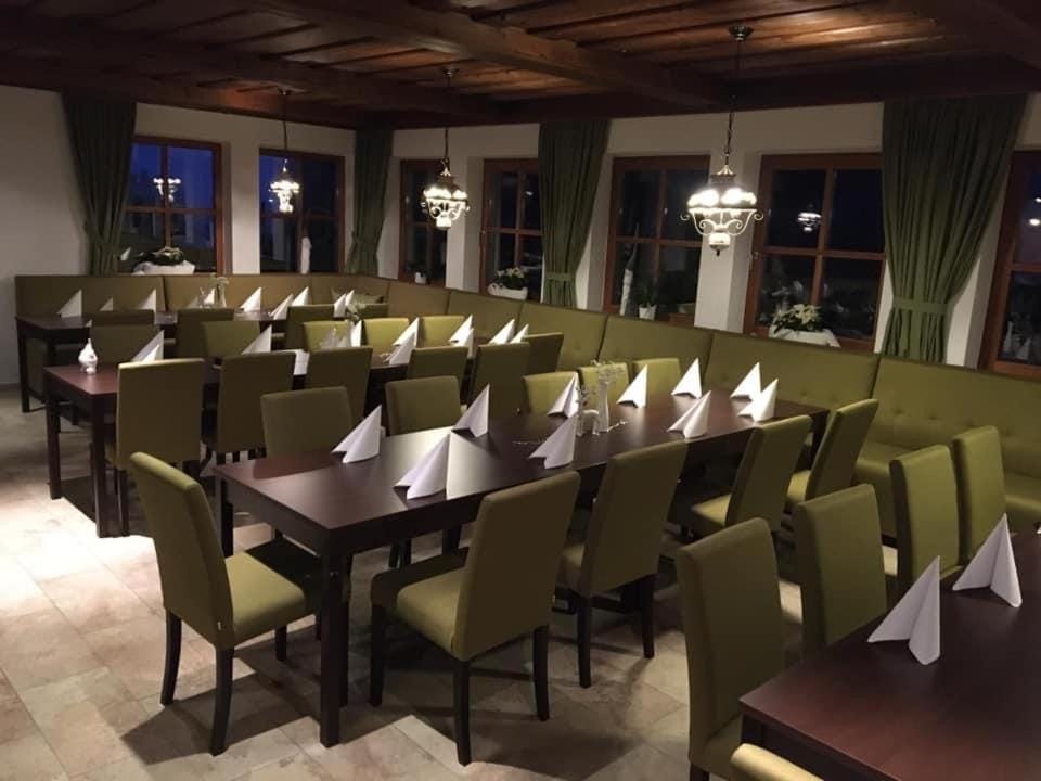 Restaurant/places to eat, Banquet/Function facilities