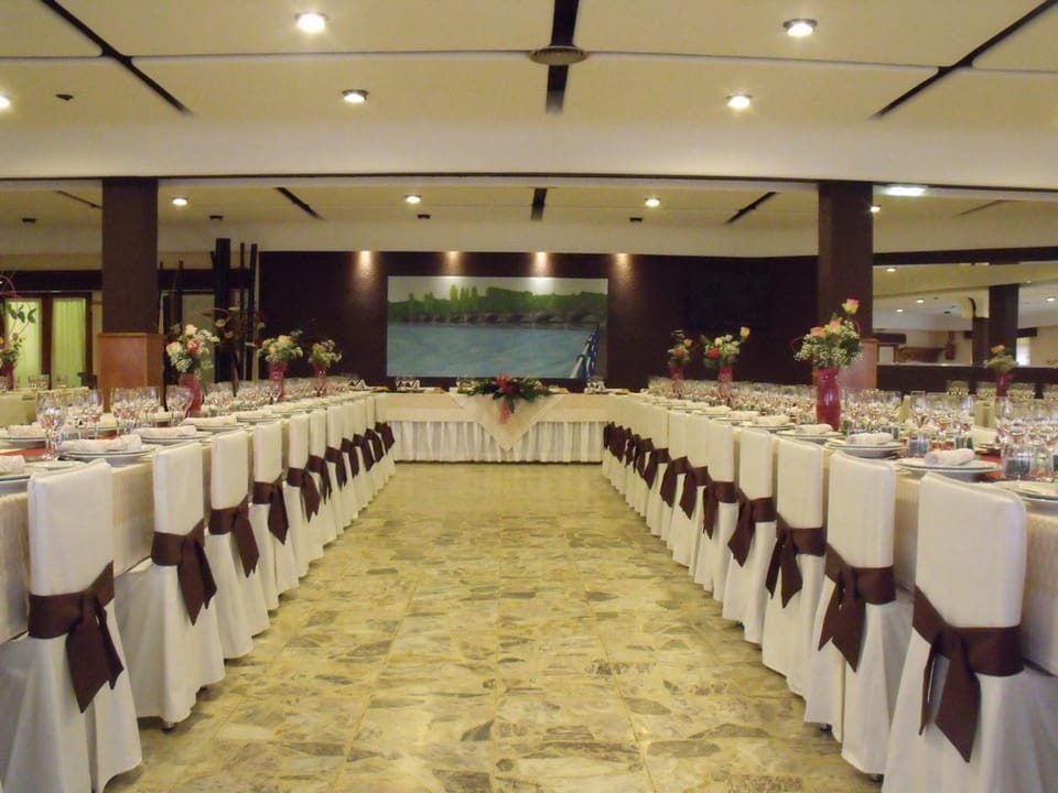 Restaurant/places to eat, Banquet/Function facilities